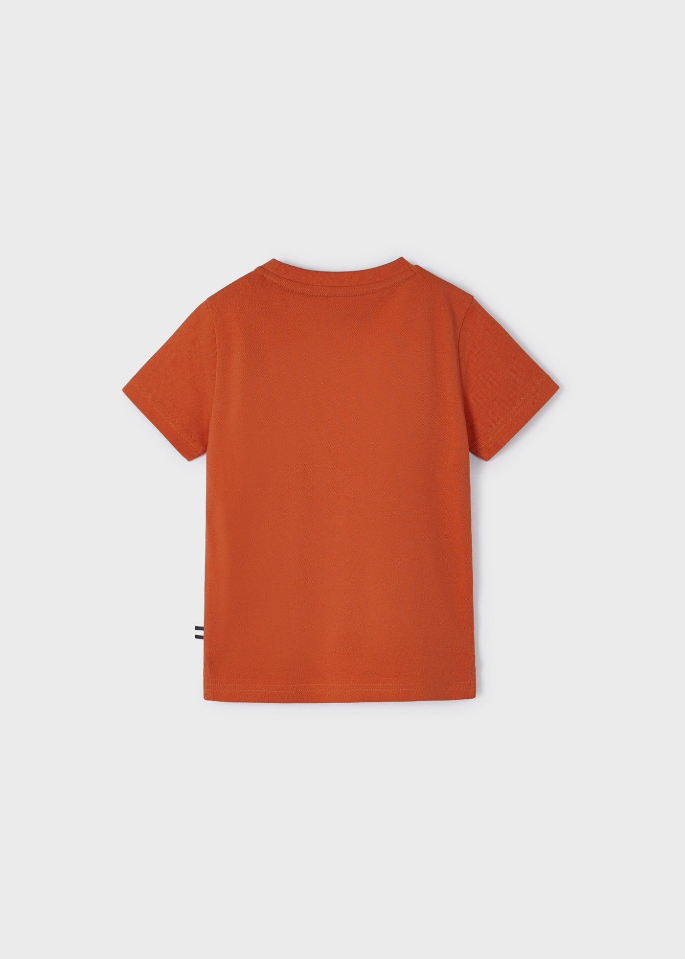 Camiseta básica em algodão sustentável cor granito para meninos