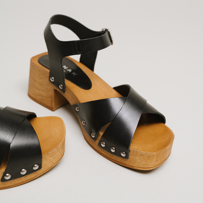 Sandales à clous et brides croisées  en cuir noir