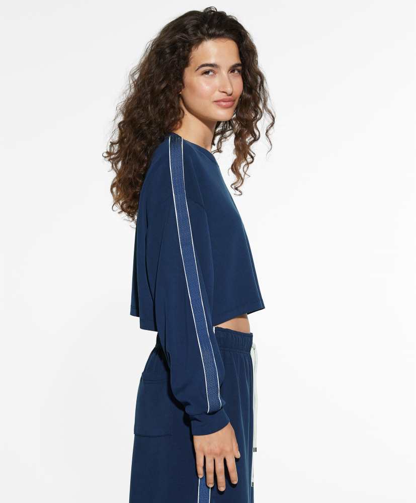 Blusa cropped de modal com aplique lateral