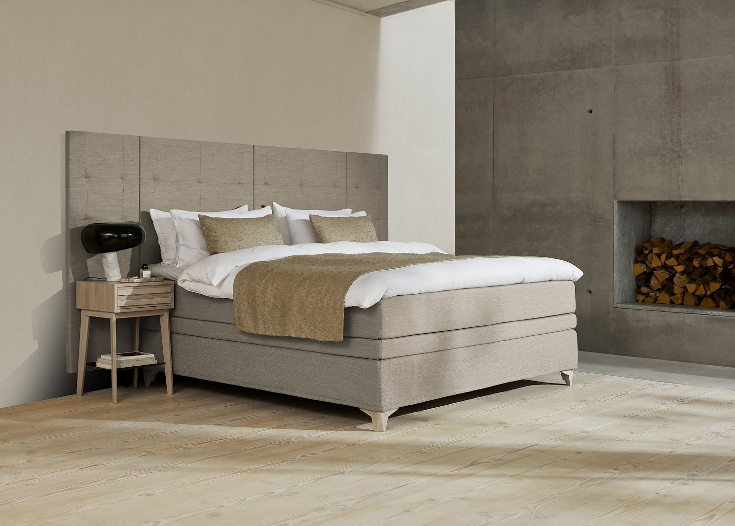 Majestic Crown kontinentalseng Tekstil 030/031 beige. 210x210 cm med Majestic overmadrass og Exact funksjon. Fast/Fast. Eicon ben hvitlasert eik. Uten hodegavl