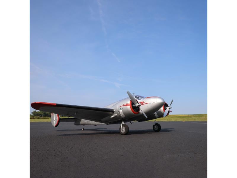 E-flite Motorflugzeug Beechcraft D18 1504 mm BNF Basic 2-Motoriger Scale Tiefdecker mit Spektrum Technik