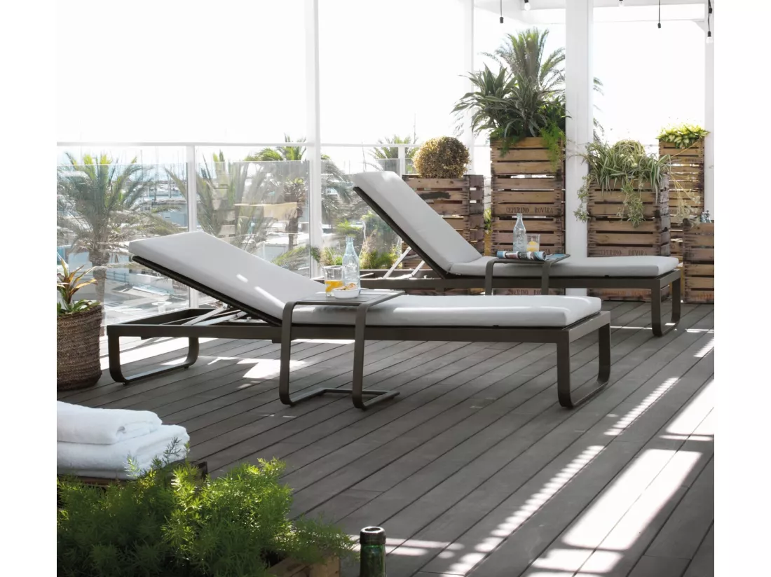 Bain de soleil en aluminium couleur marron avec coussin gris