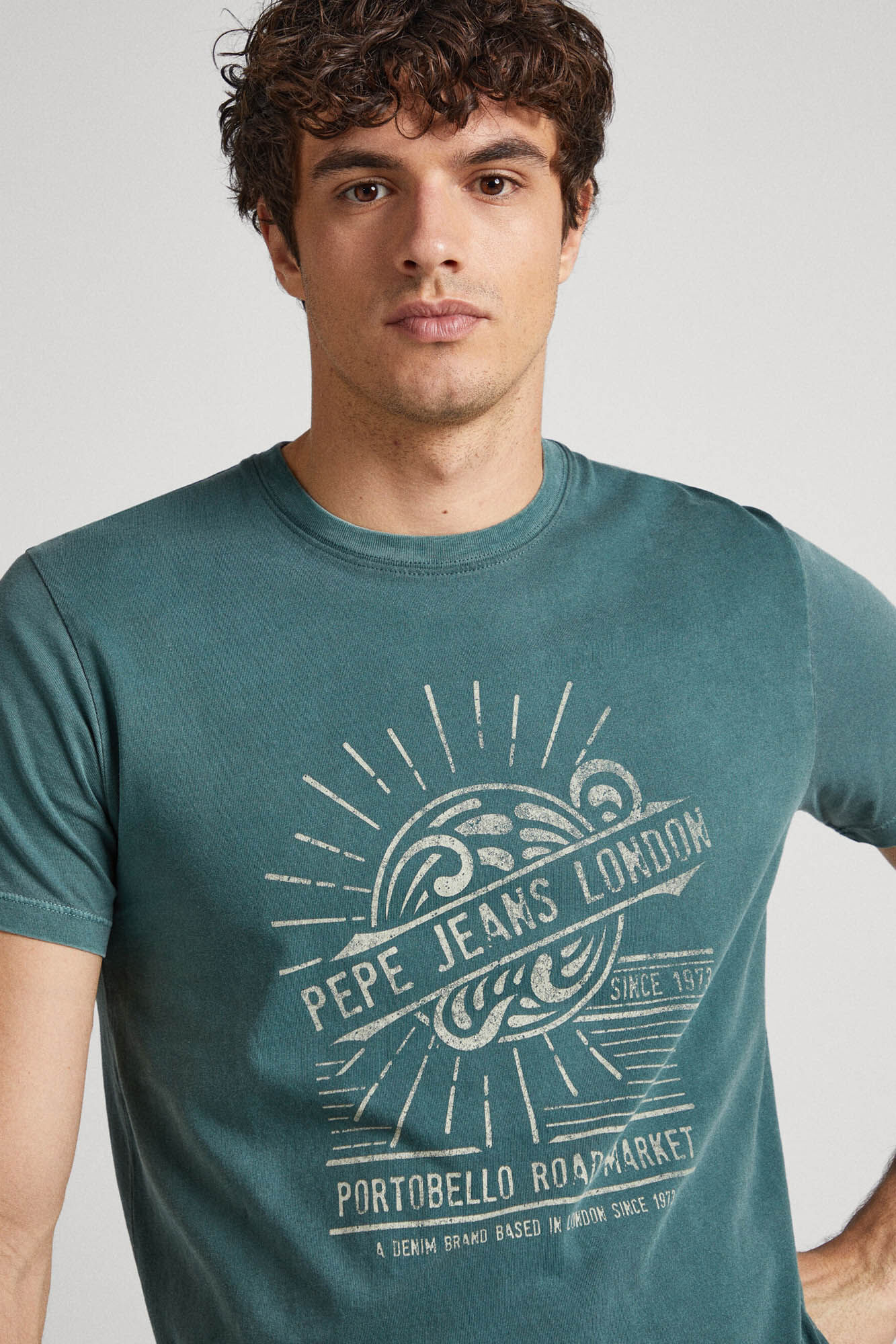 estampa de logotipo em camiseta