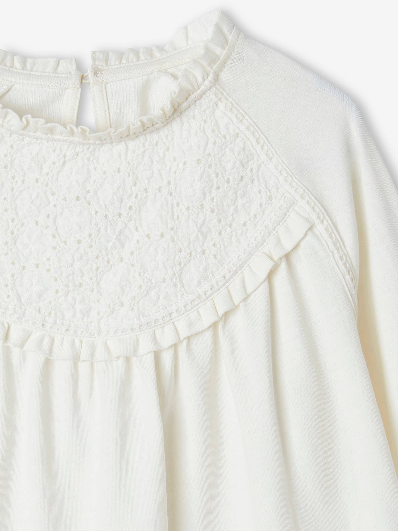 Blusa camiseta com detalhes em bordado inglês, cor cru, infantil.