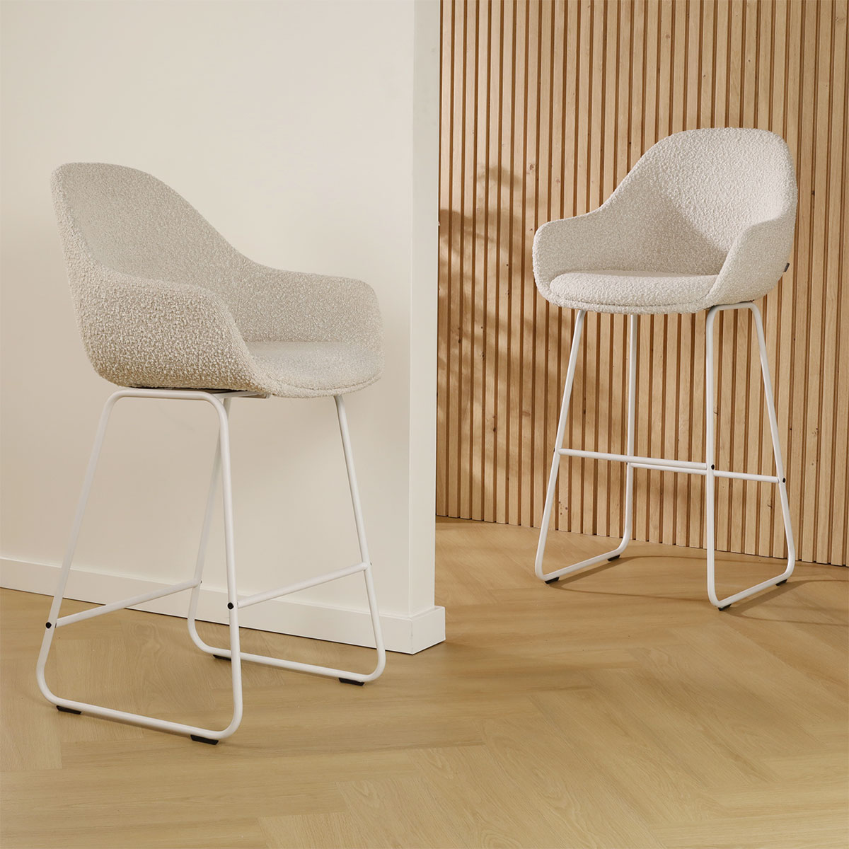 Barkruk Nino-Mae bouclé beige - wit onderstel - 75 cm