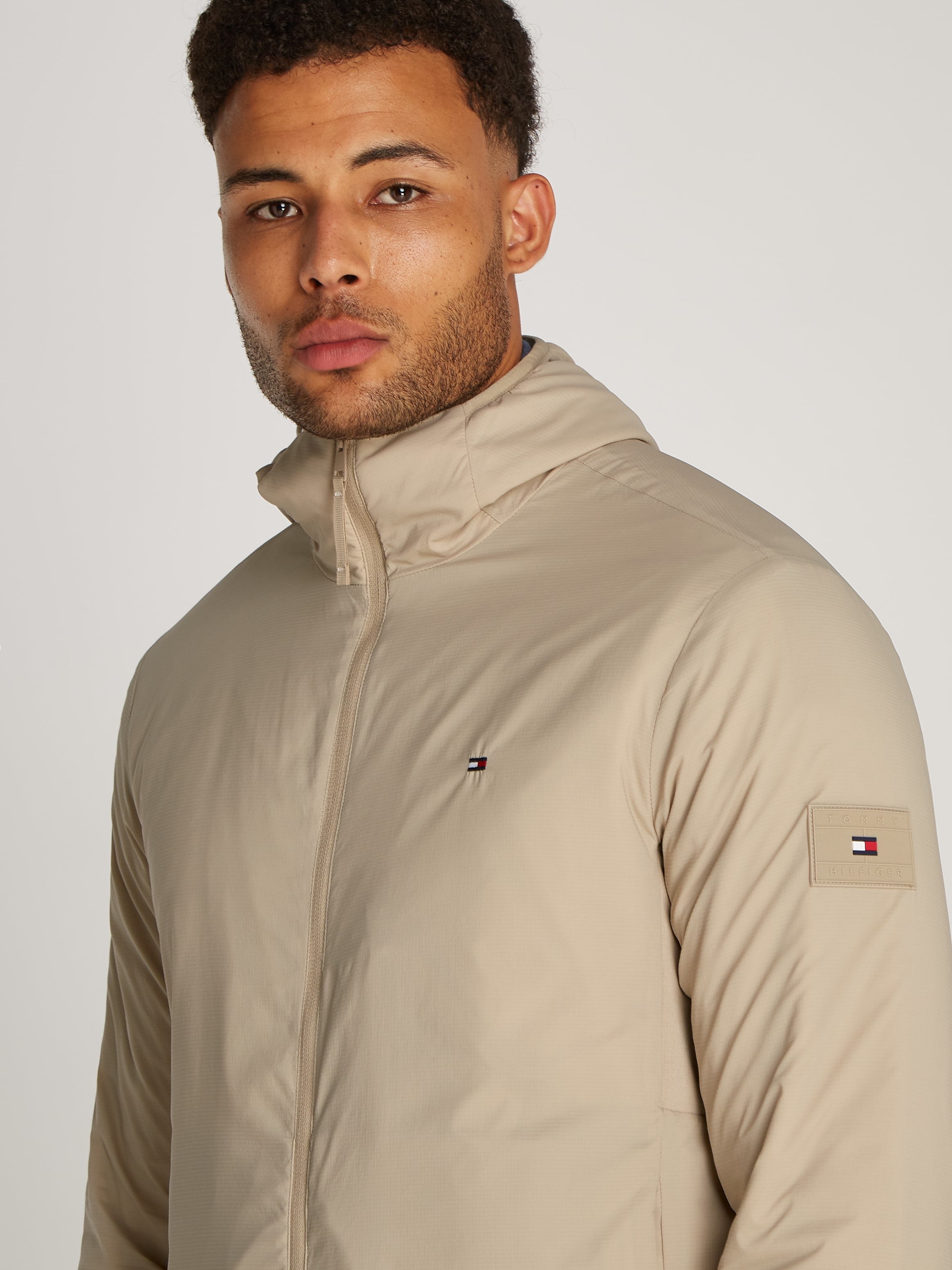 Tommy Hilfiger Kurzjacke »TECH PACKABLE HOODED JACKET« mit Kapuze mit Logostickerei