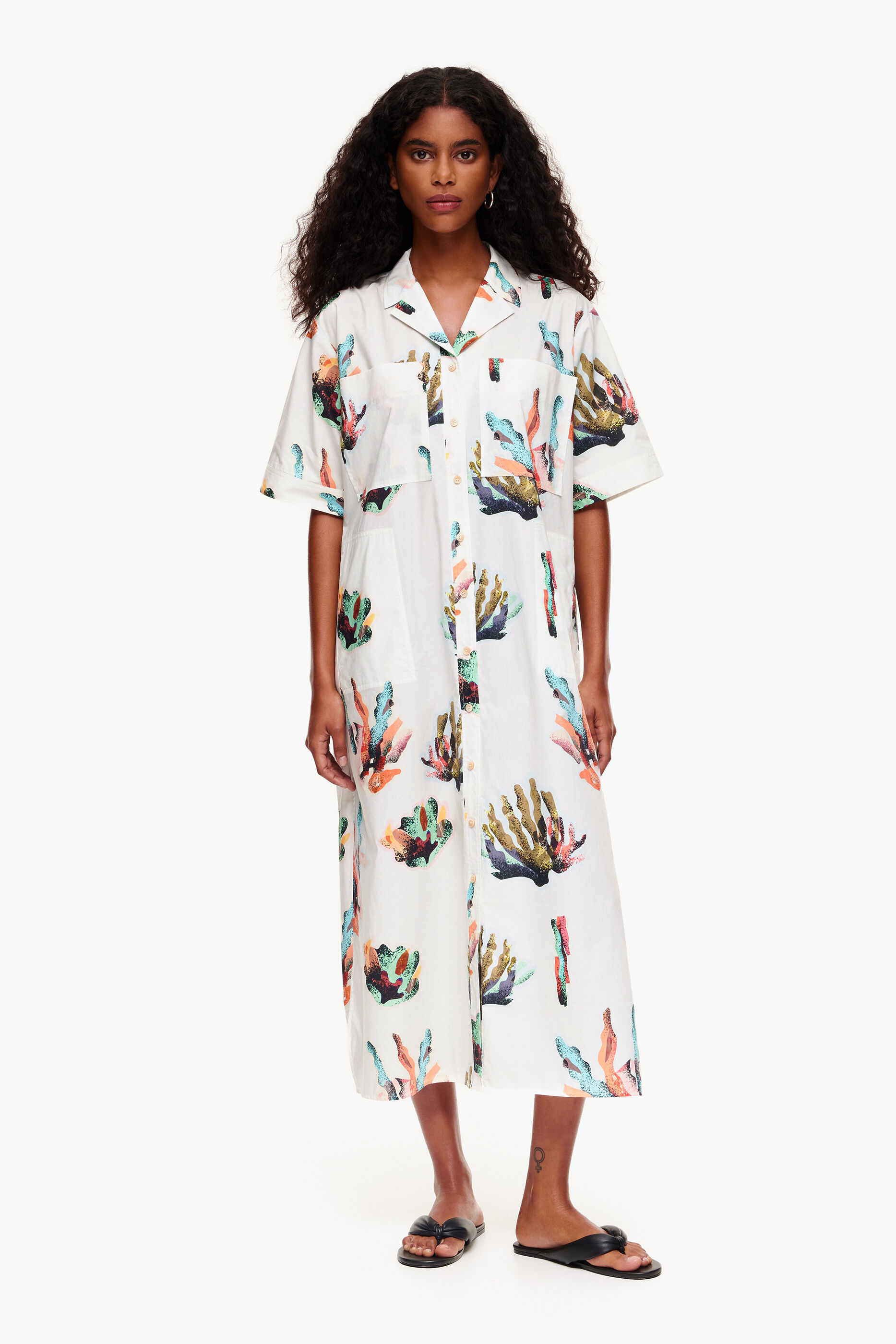 Vestido camiseiro com estampa coral e marfim