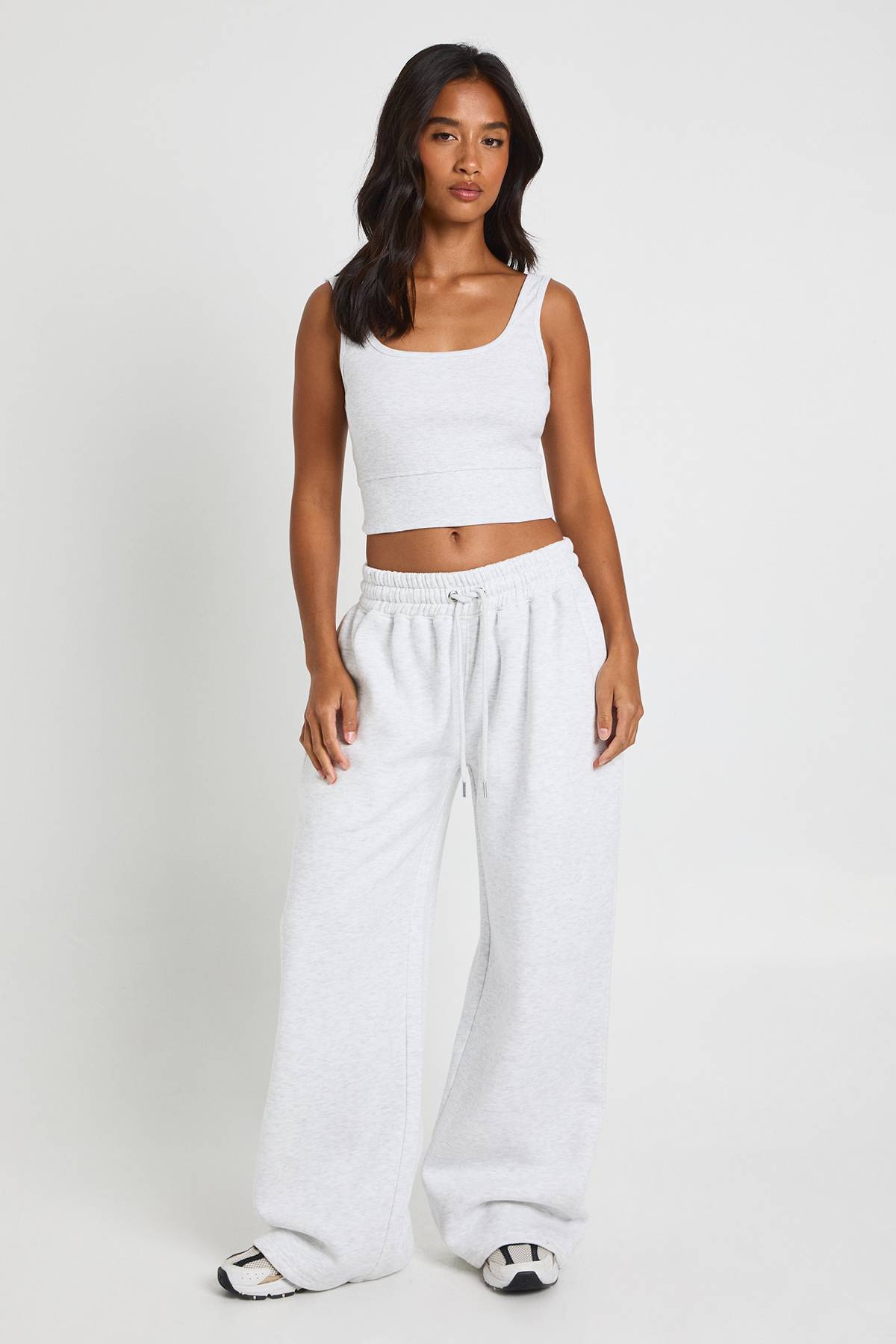 boohoo Crop top petite à l'ourlet plongeant 3 pièces survêtement à capuche
