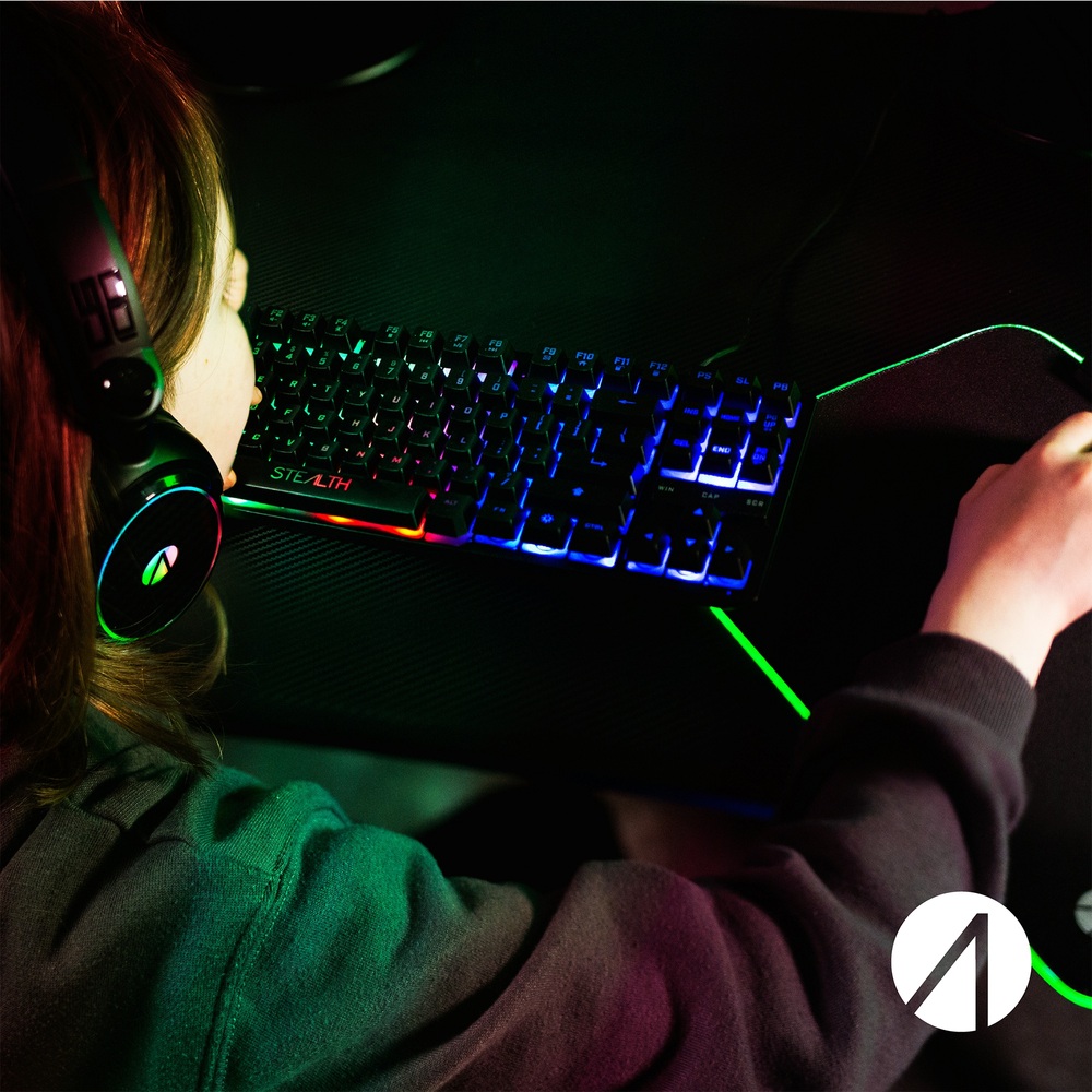 Stealth 4-in-1 Gaming-Bundle mit Beleuchtung – Tastatur, Maus, Mauspad, C6-100 LED-Gaming-Headset