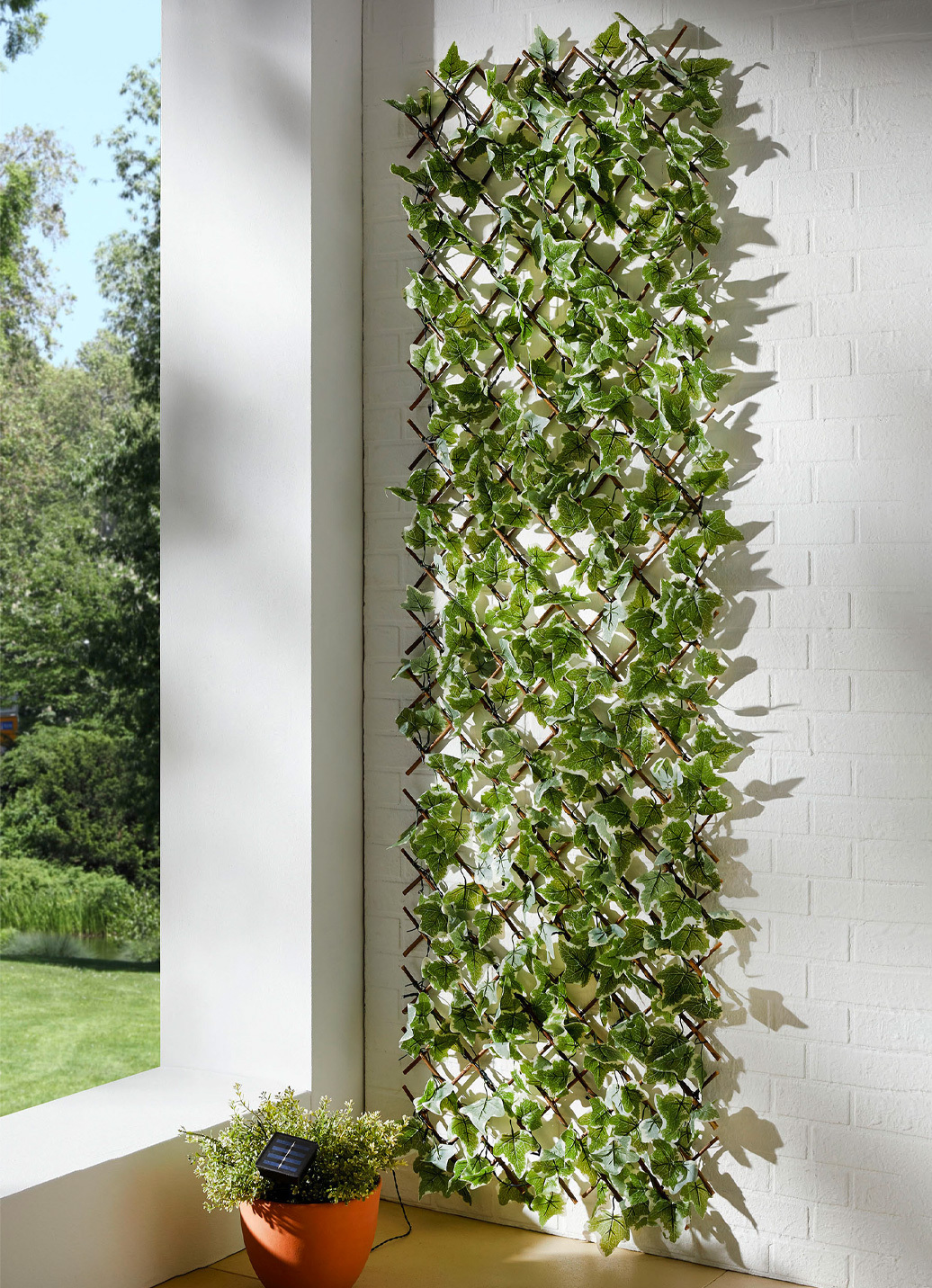 Beleuchtetes Wandgitter