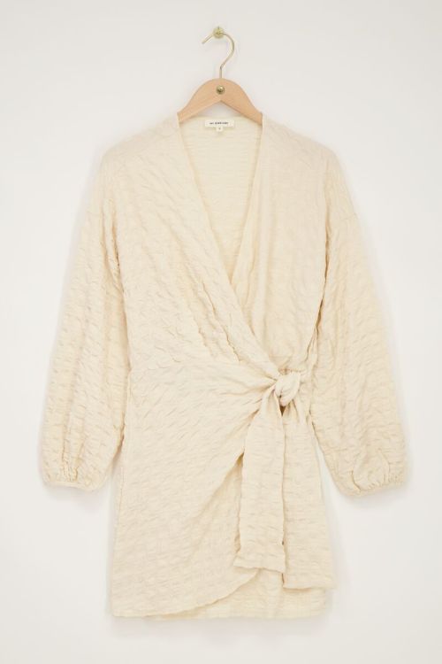 Beige jurk met overslag en structuur