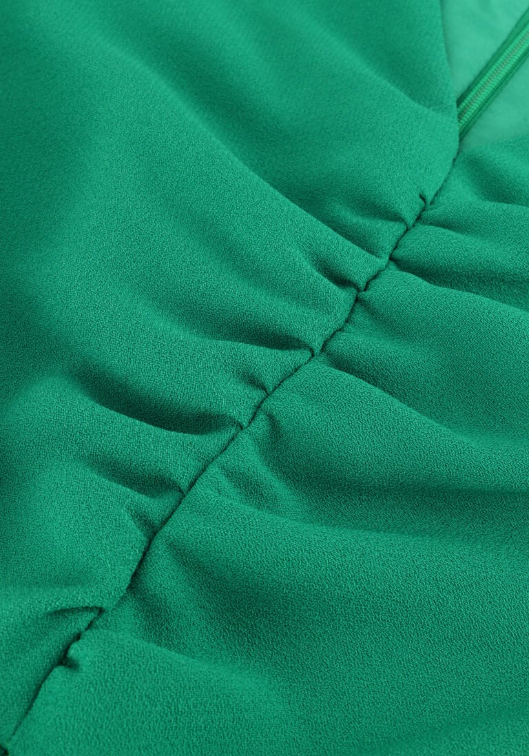 groene access mini jurk ruched dress with v neckline
