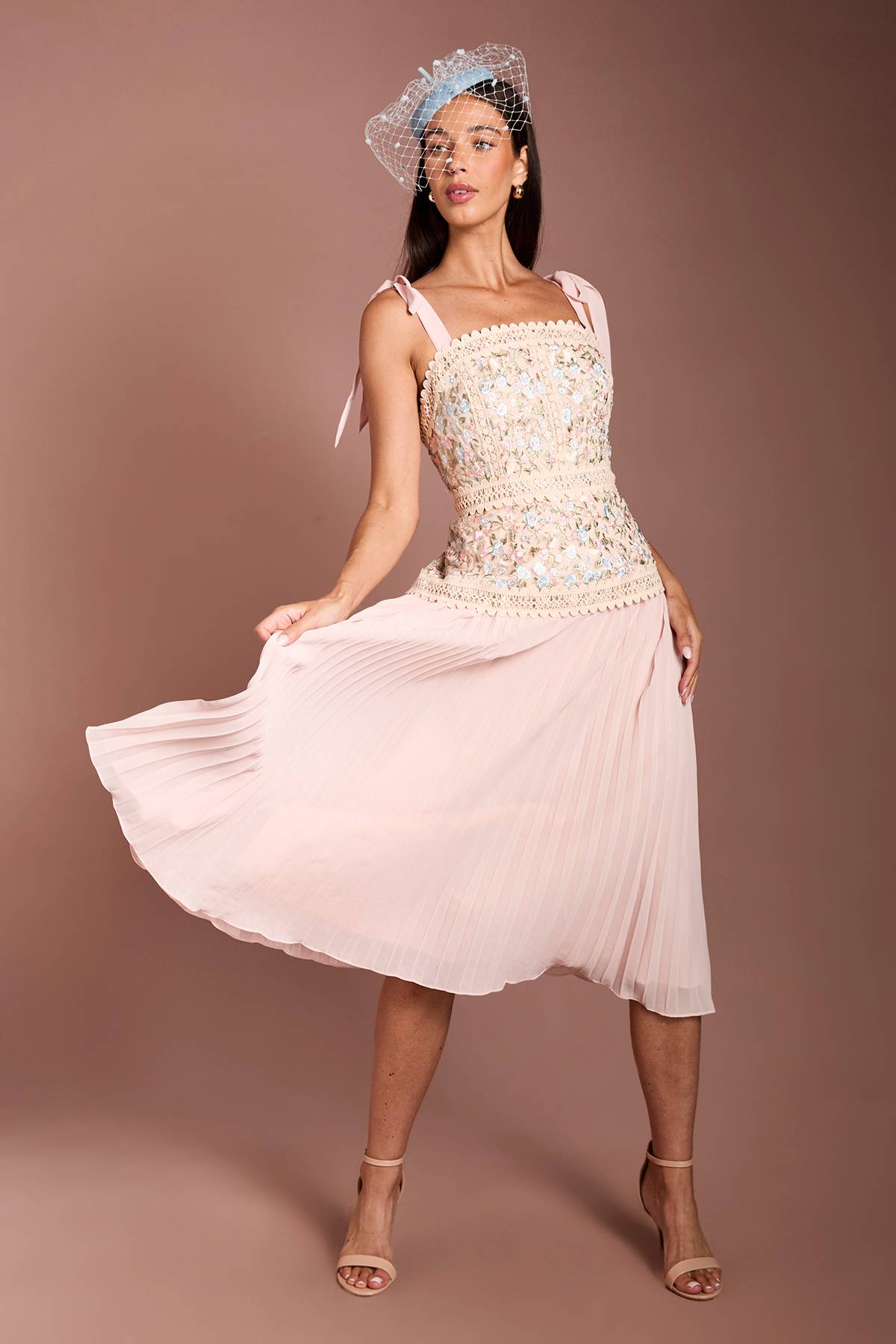 Coast Robe Midi Lisa Tan À Jupe Plissée En Mesh Brodé