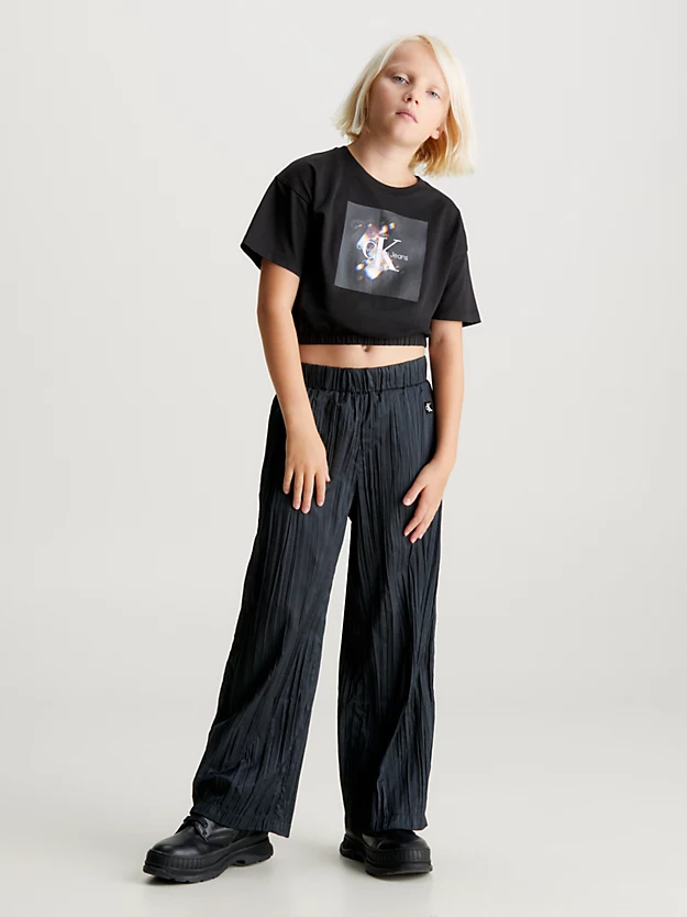 Camiseta cropped com estampa de logo