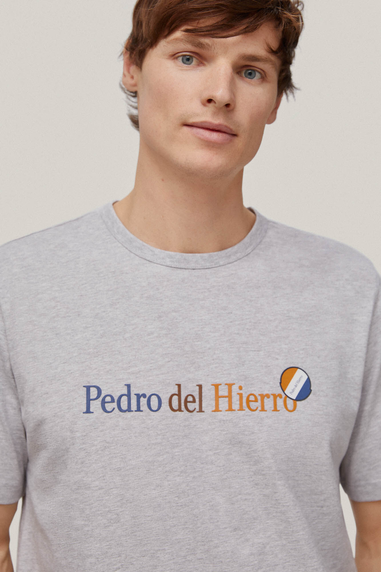 Camiseta com logo grande - Cinza