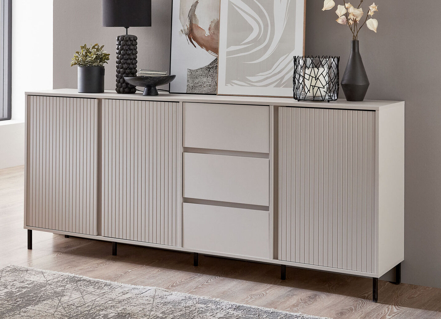Sideboard mit aufwendiger Rillenfront
