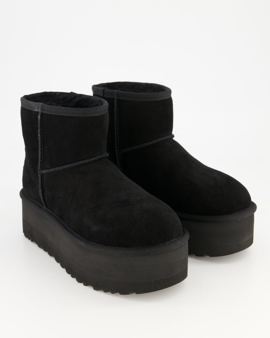 UGG Classic Mini Platform Winterschuhe in Schwarz