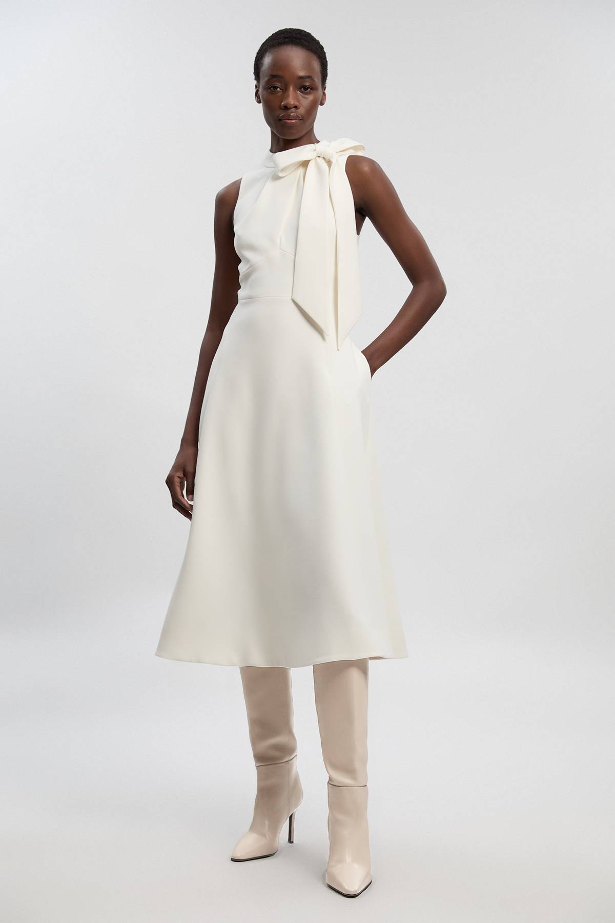 KarenMillen Robe Midi Évasée à Col Nœud Papillon en Tissu Stretch Compact