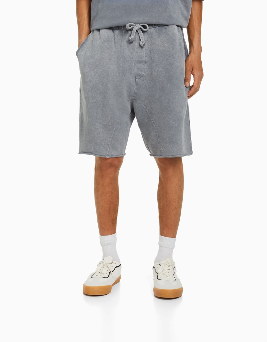Bermudas de pelúcia com efeito desbotado