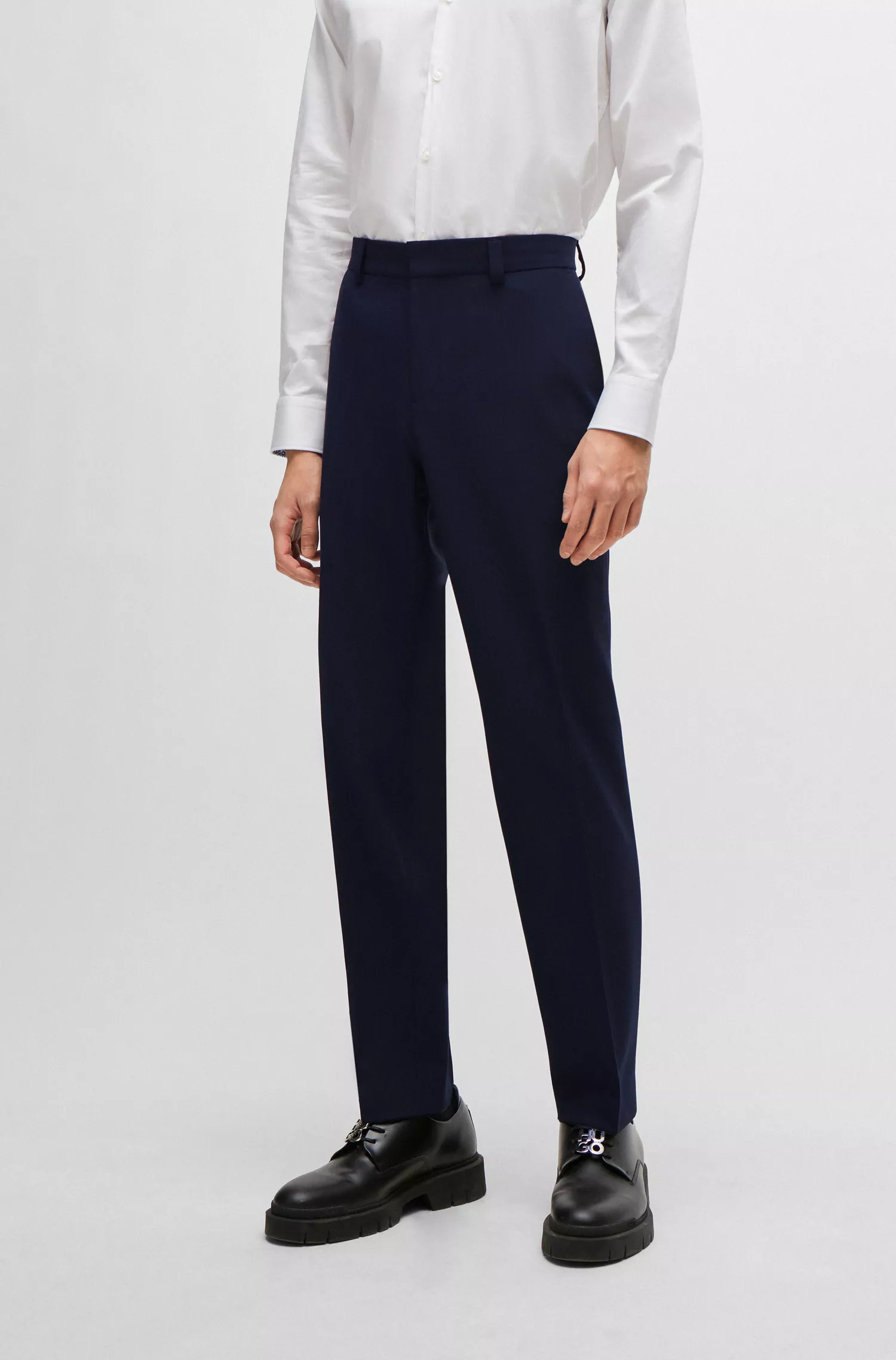 Terno HUGO vermelho de três peças, corte slim, em tecido elástico de alta performance.