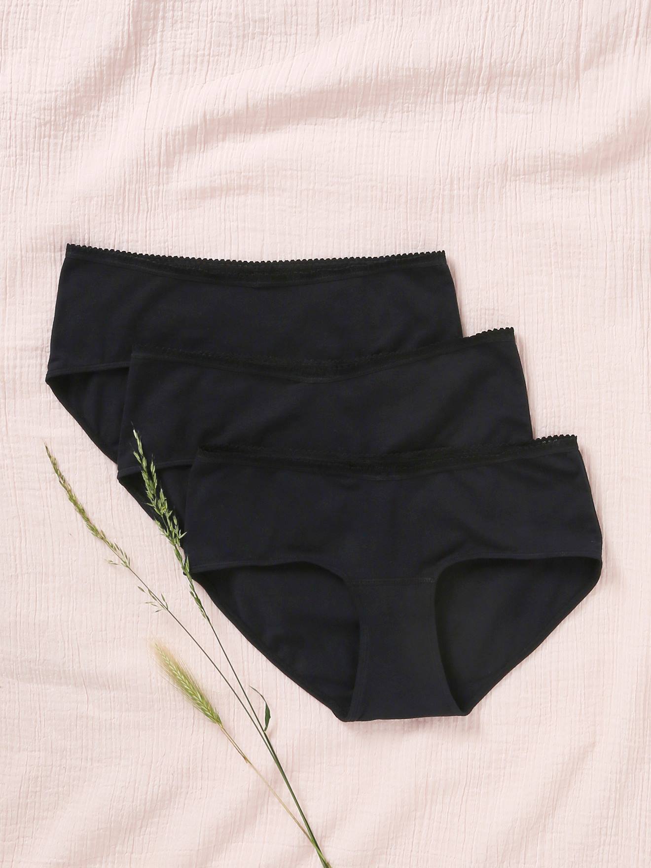 Pacote com 3 shorts de maternidade lisos em algodão cinza claro.