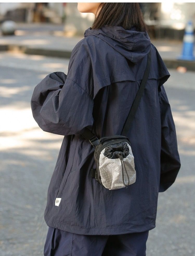 IOU - Geruite nylon crossbodytas met trekkoord