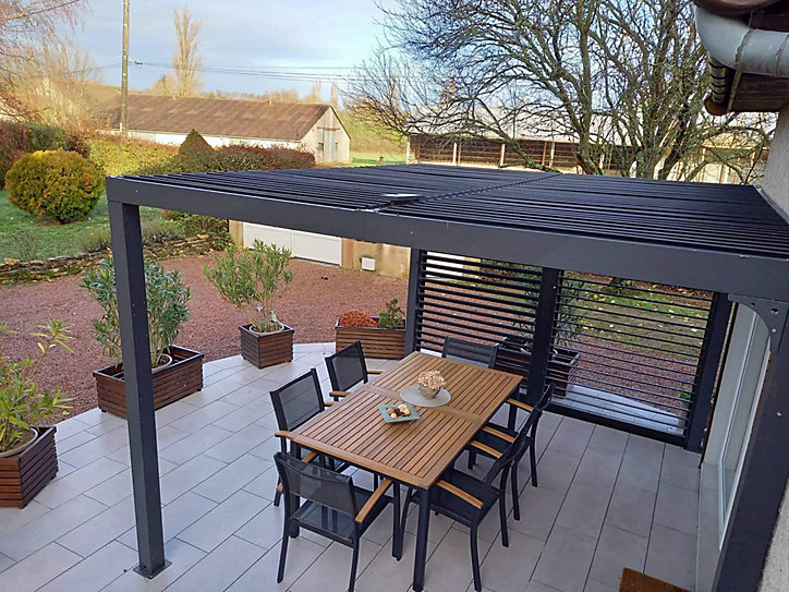 Pergola bioclimatique autoportante manuelle aluminium Habrita PER3630VBI gris 3,60 x 3 m avec 1 côté ventelles gris