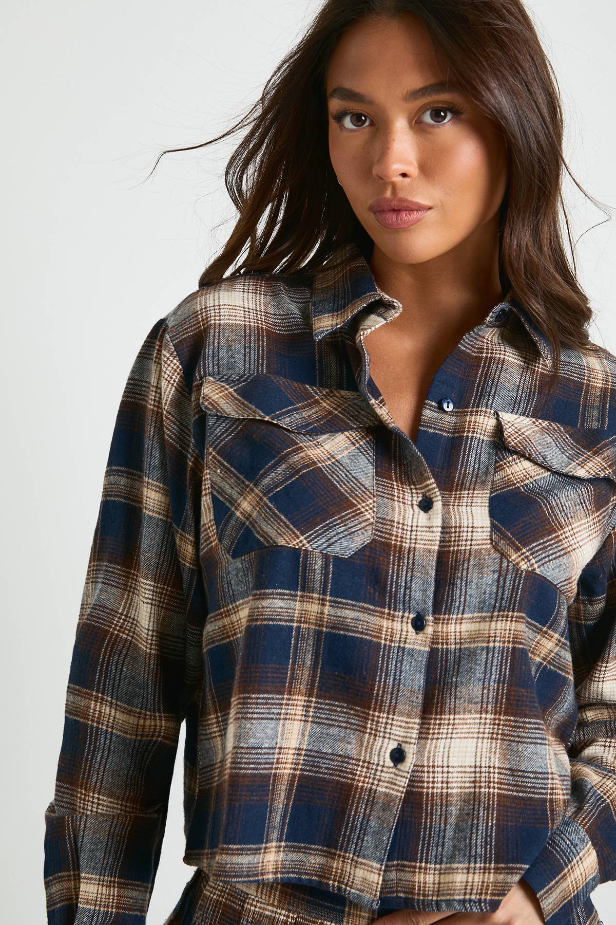 boohoo Chemise crop boxy longue à motif carreaux