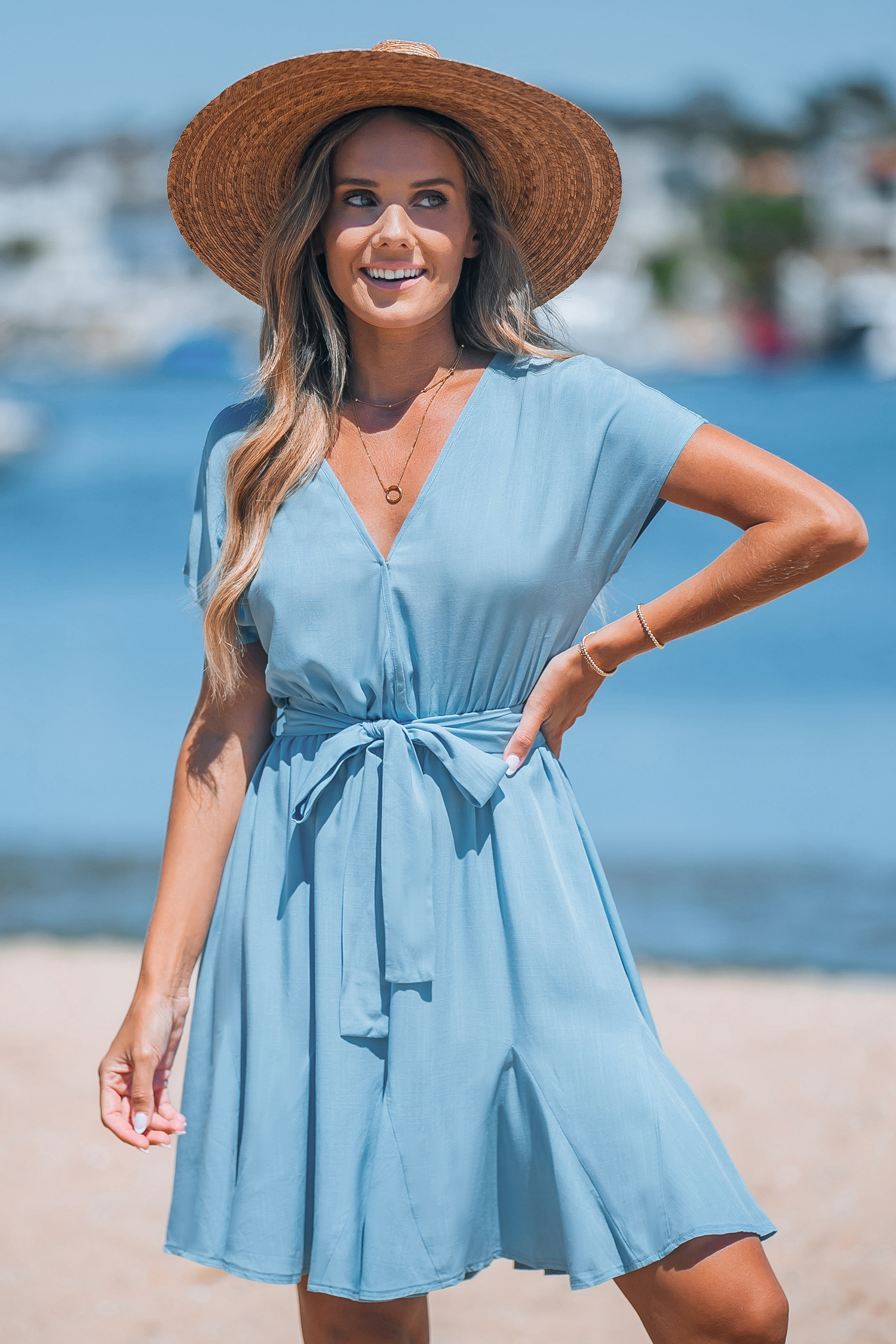 Robe mini à manches courtes et col surplis bleu tendre