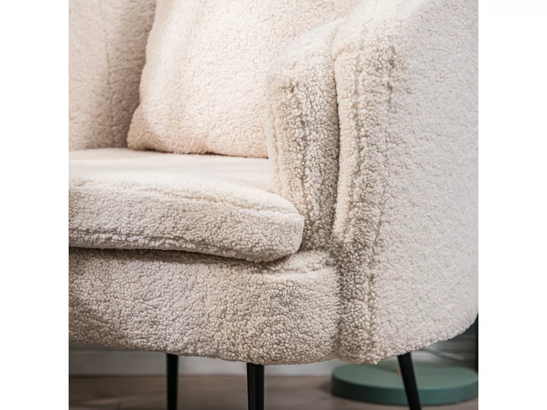 Fauteuil de salon en métal et bouclettes blanches