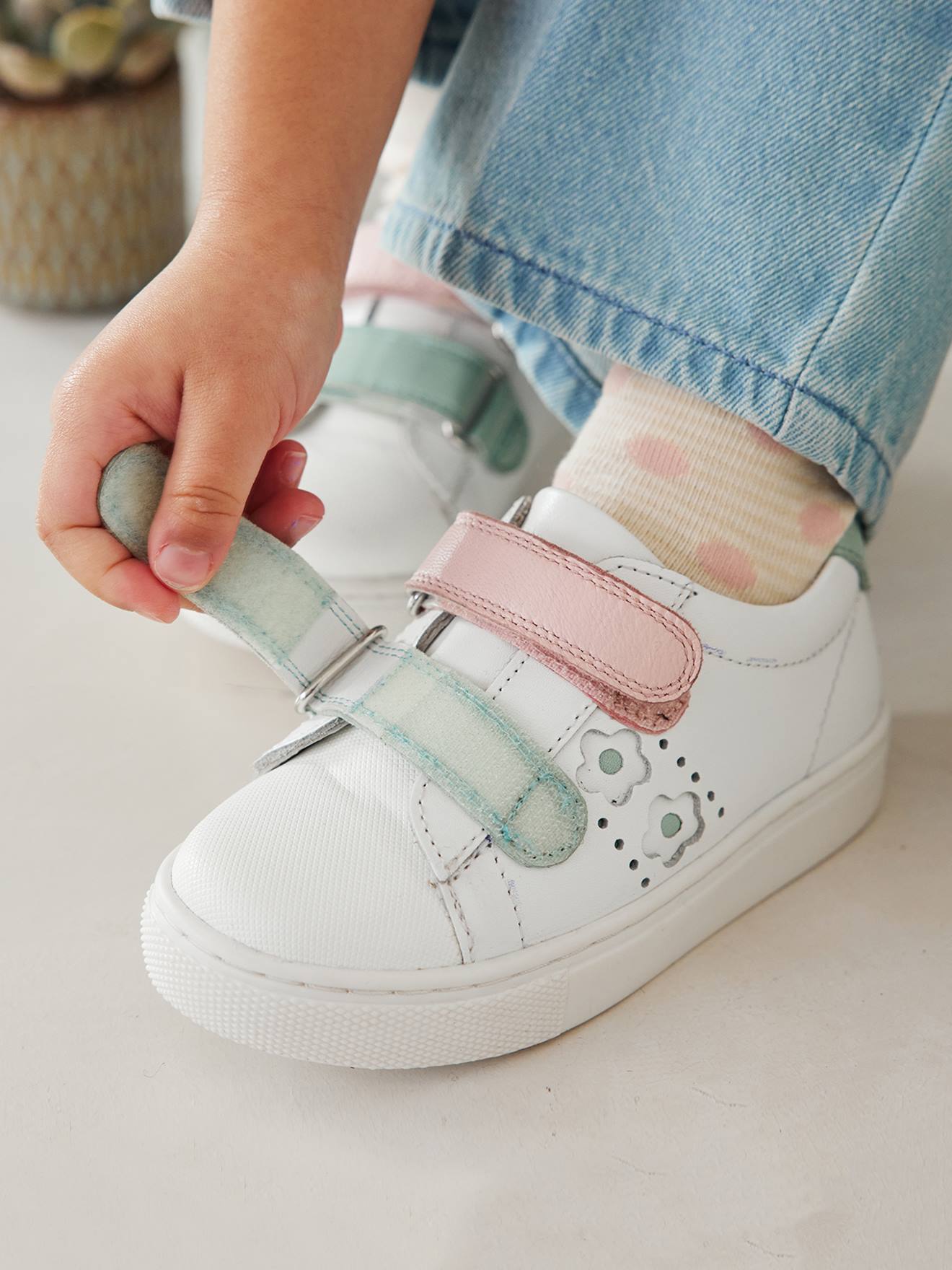Tênis de couro branco com fecho de velcro para meninas