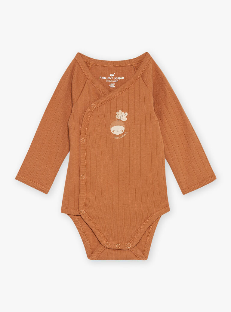 Body caramel, salopette écrue et chaussettes beiges