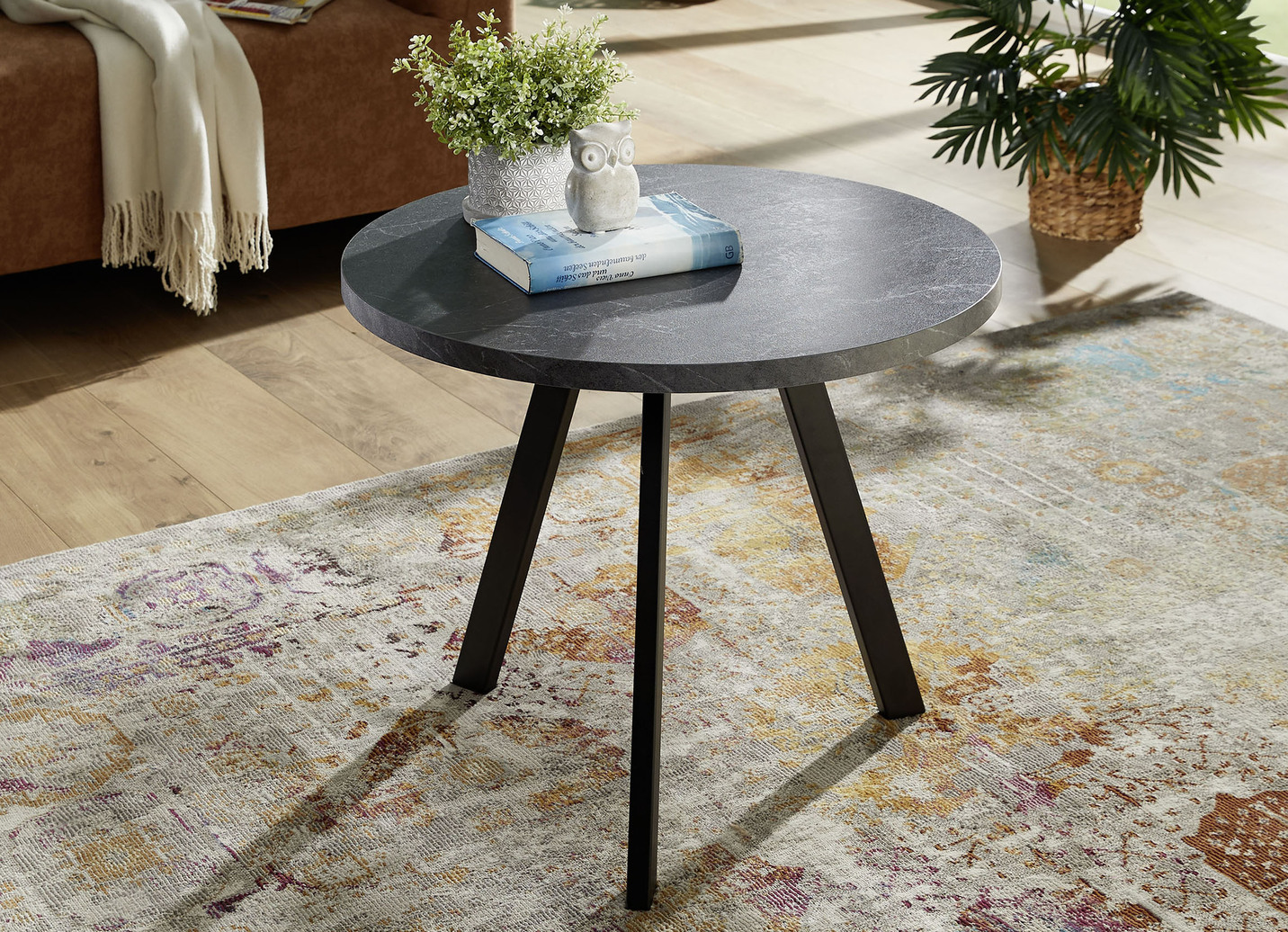 Raffinierter Couchtisch mit schwarzen Metallfüßen