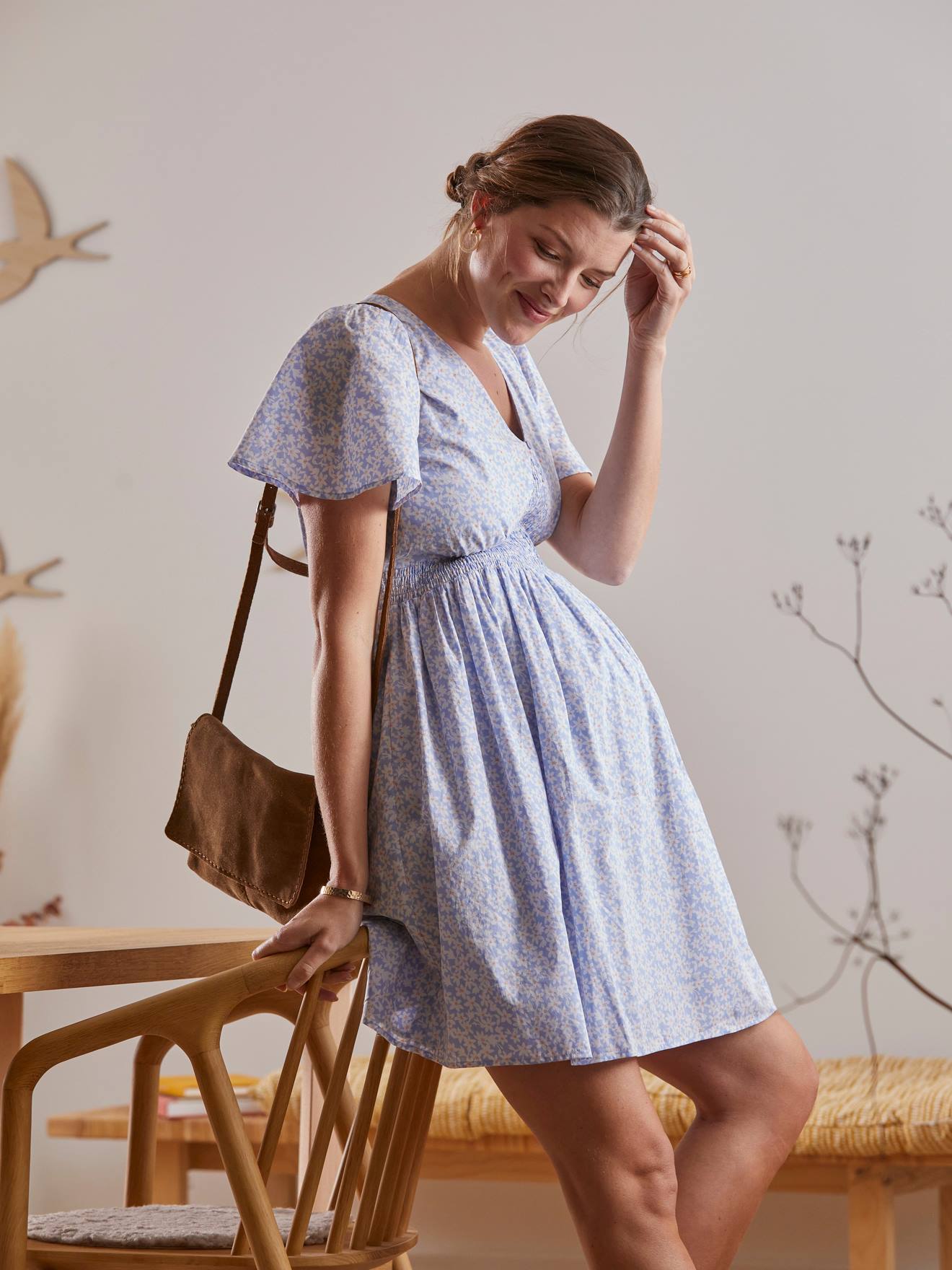 Vestido curto de crepe estampado, rosa claro, ideal para gestantes e lactantes.