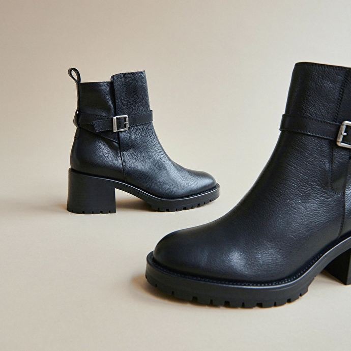 Bottines à bouts ronds et boucles  en cuir grainé noir