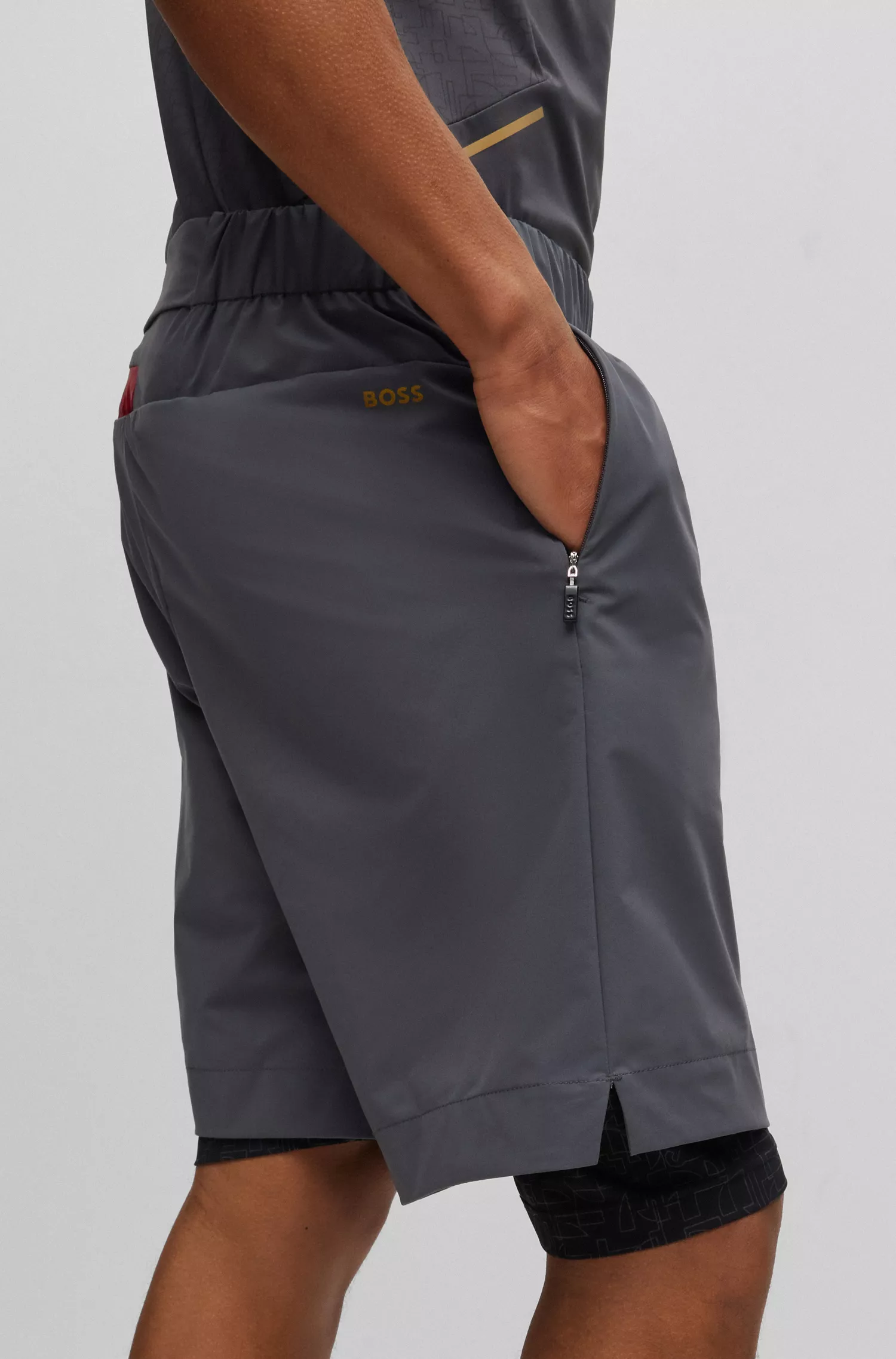 Calções BOSS verdes repelentes à água com leggings integradas.