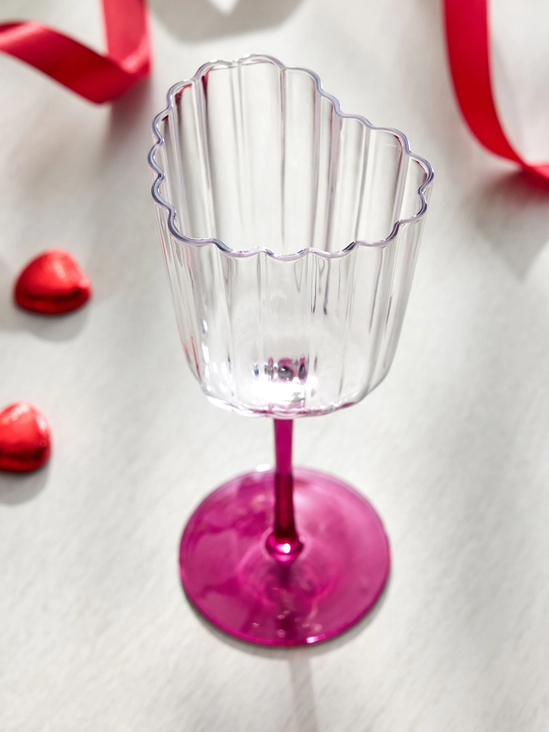 Set of 2 Scalloped Heart Wine Glasses