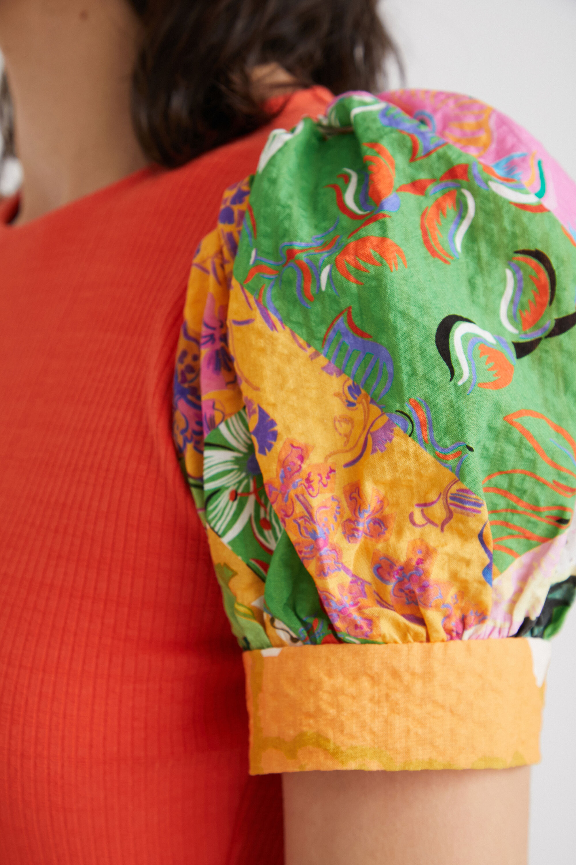 Vestido midi com decote nas costas