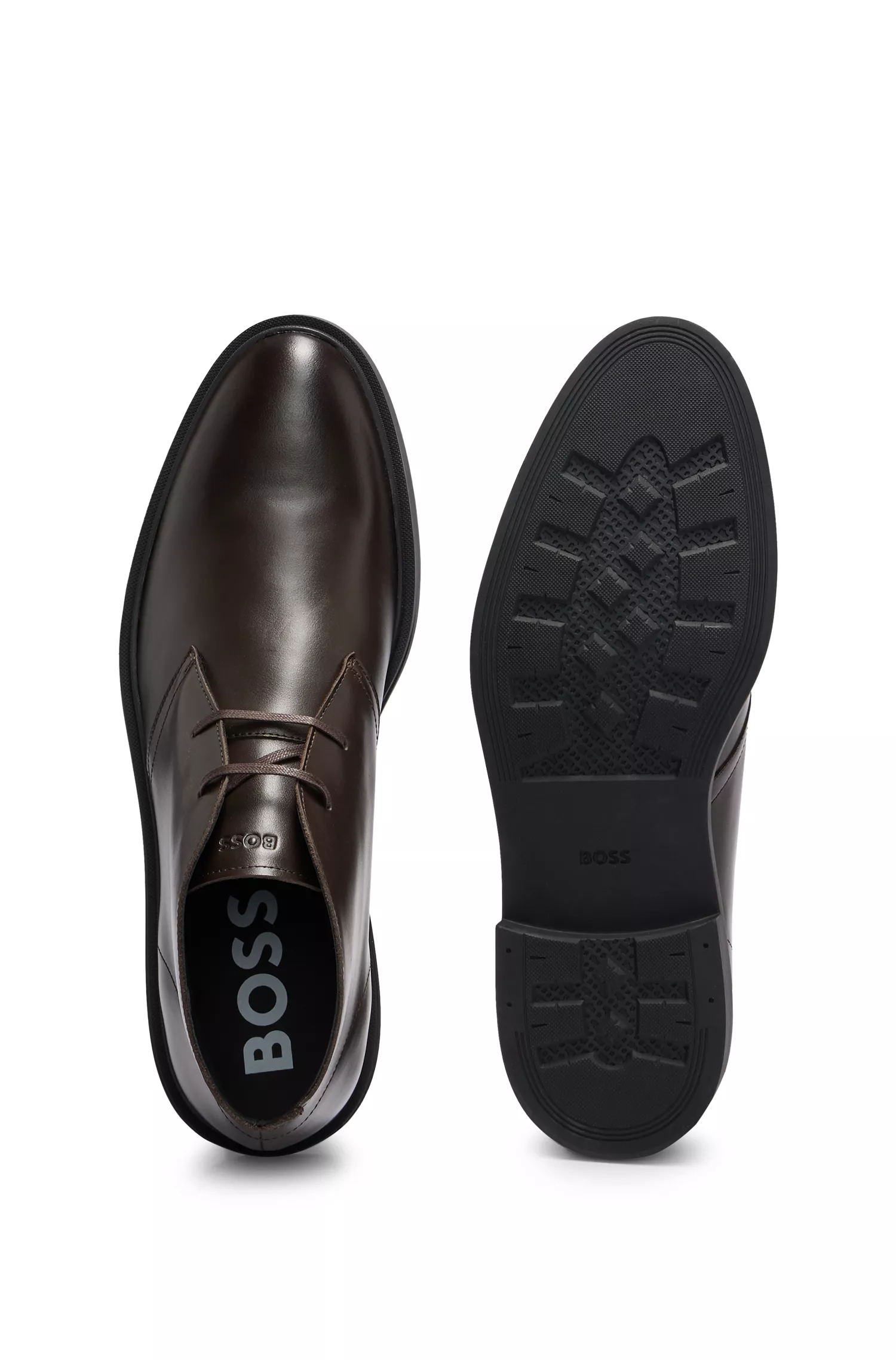 Botas desert BOSS em couro preto com detalhes da marca.