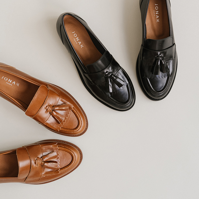 Mocassins à talons plats et pompons  en cuir cognac