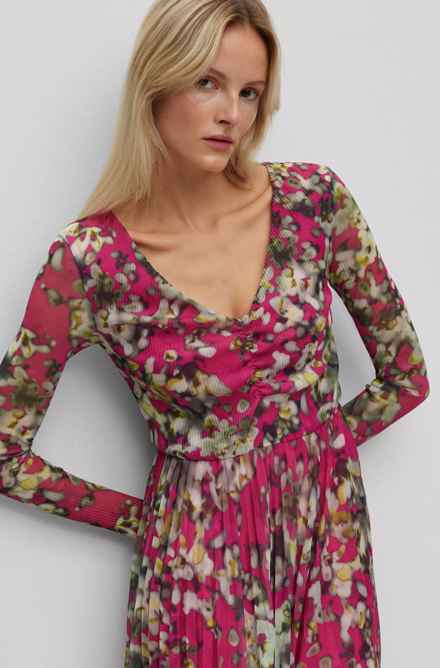 Vestido preto de manga comprida BOSS em tule plissado com estampa da estação.