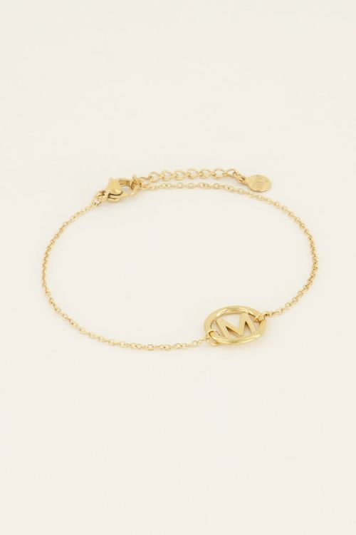 Armband met initial in ronde bedel