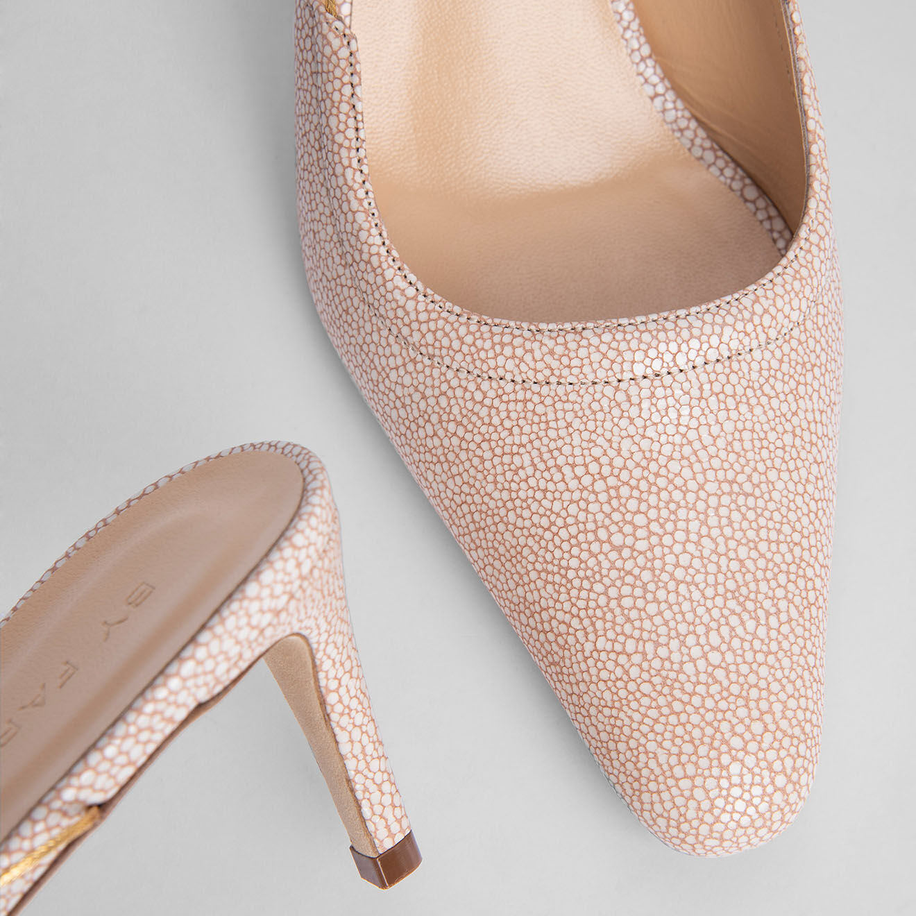 By Far Slingbacks en Cuir Gabriella crème - Talon 7 cm