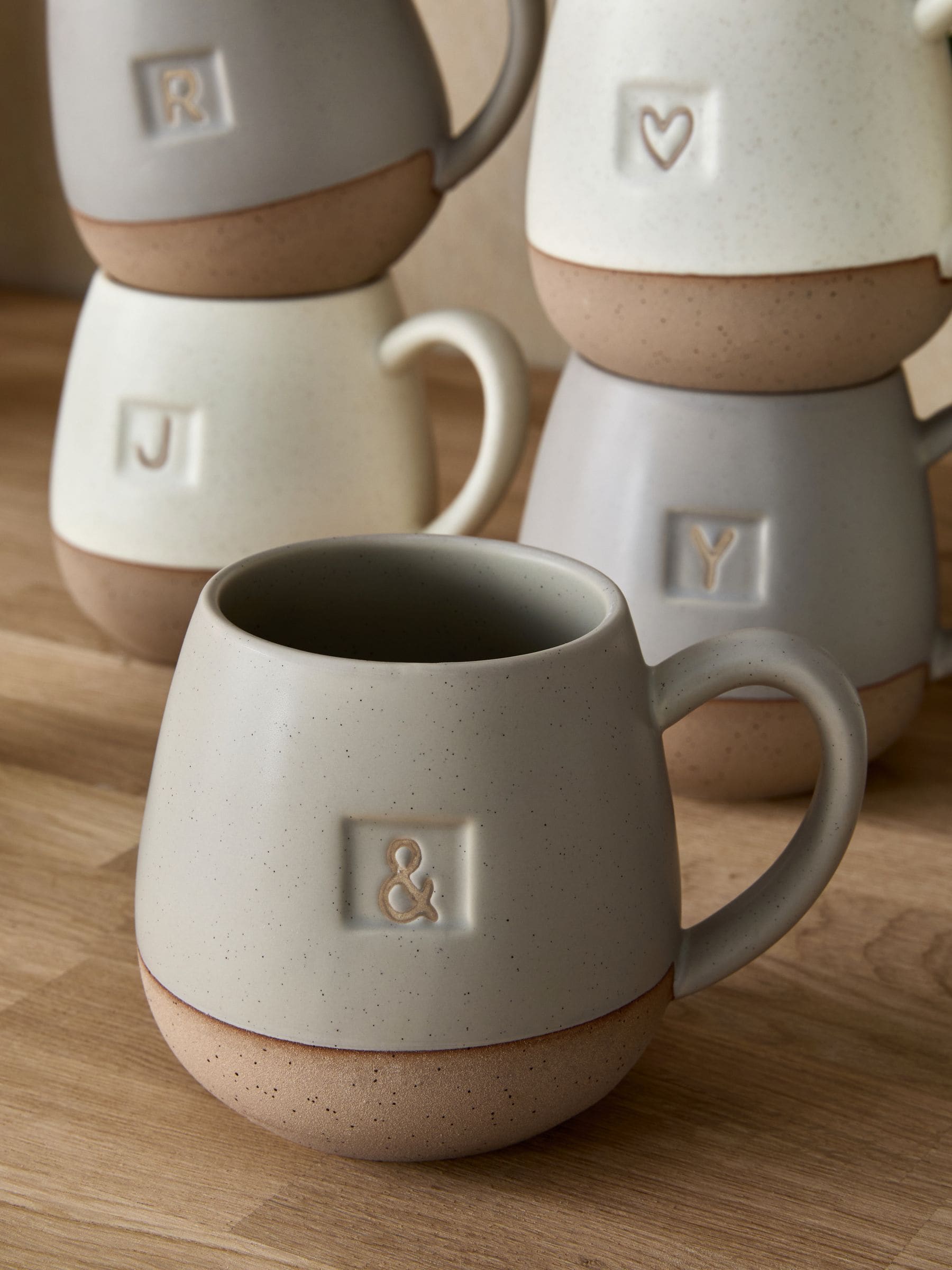 Alphabet mok met gespikkelde glazuur