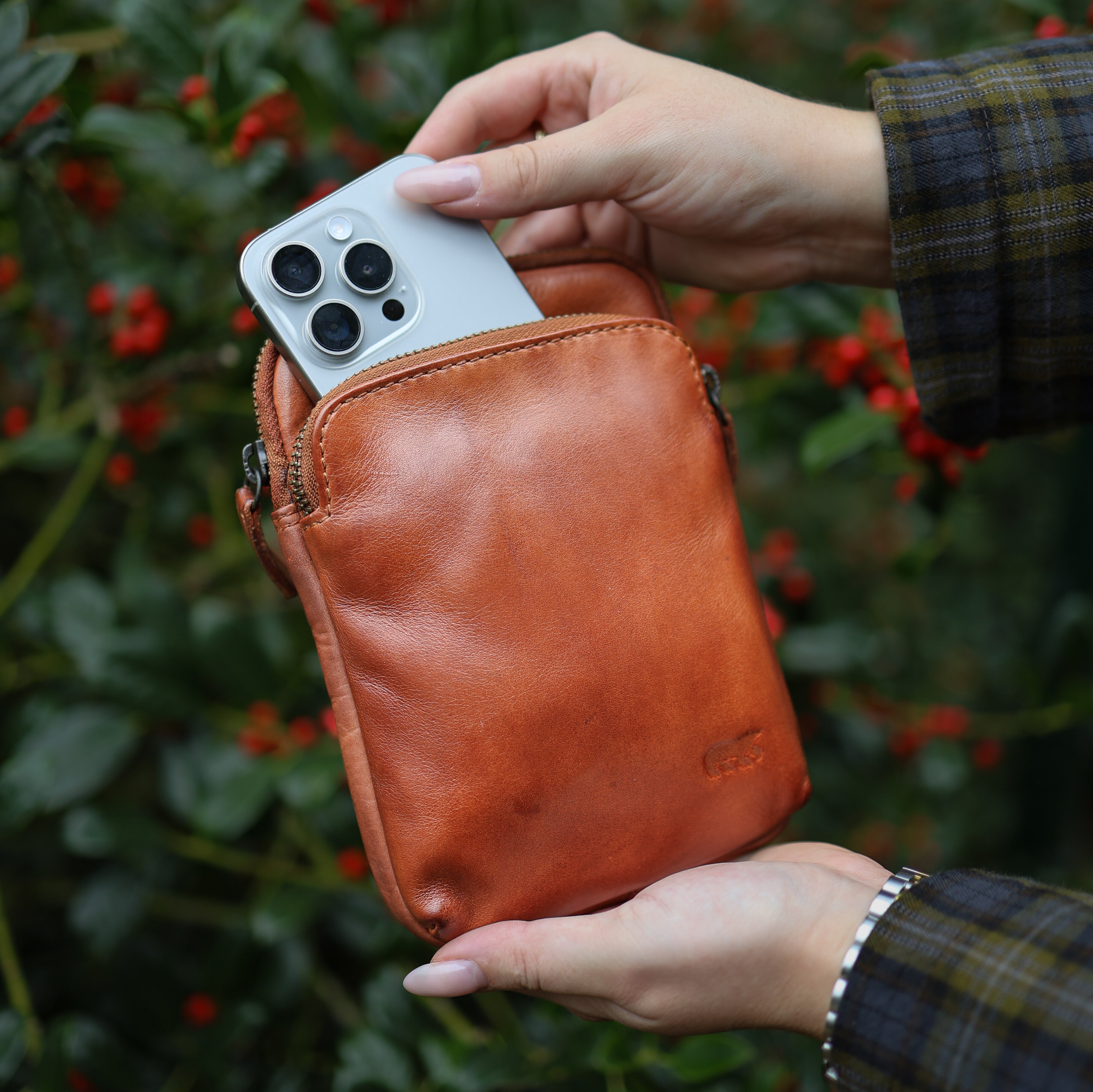 Telefoontasje 'Jack' cognac COGNAC