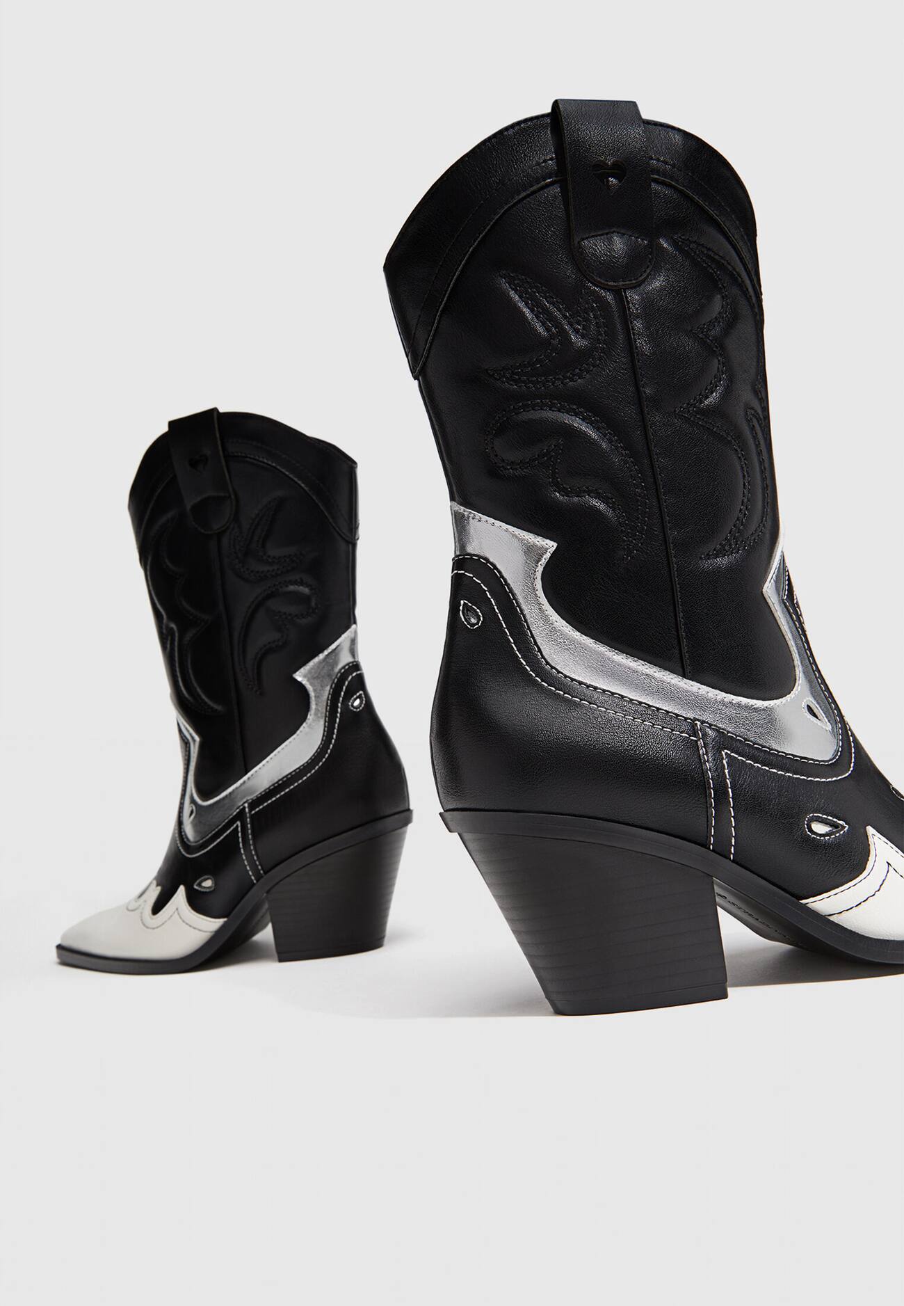 Botas de cowboy de salto alto com detalhes