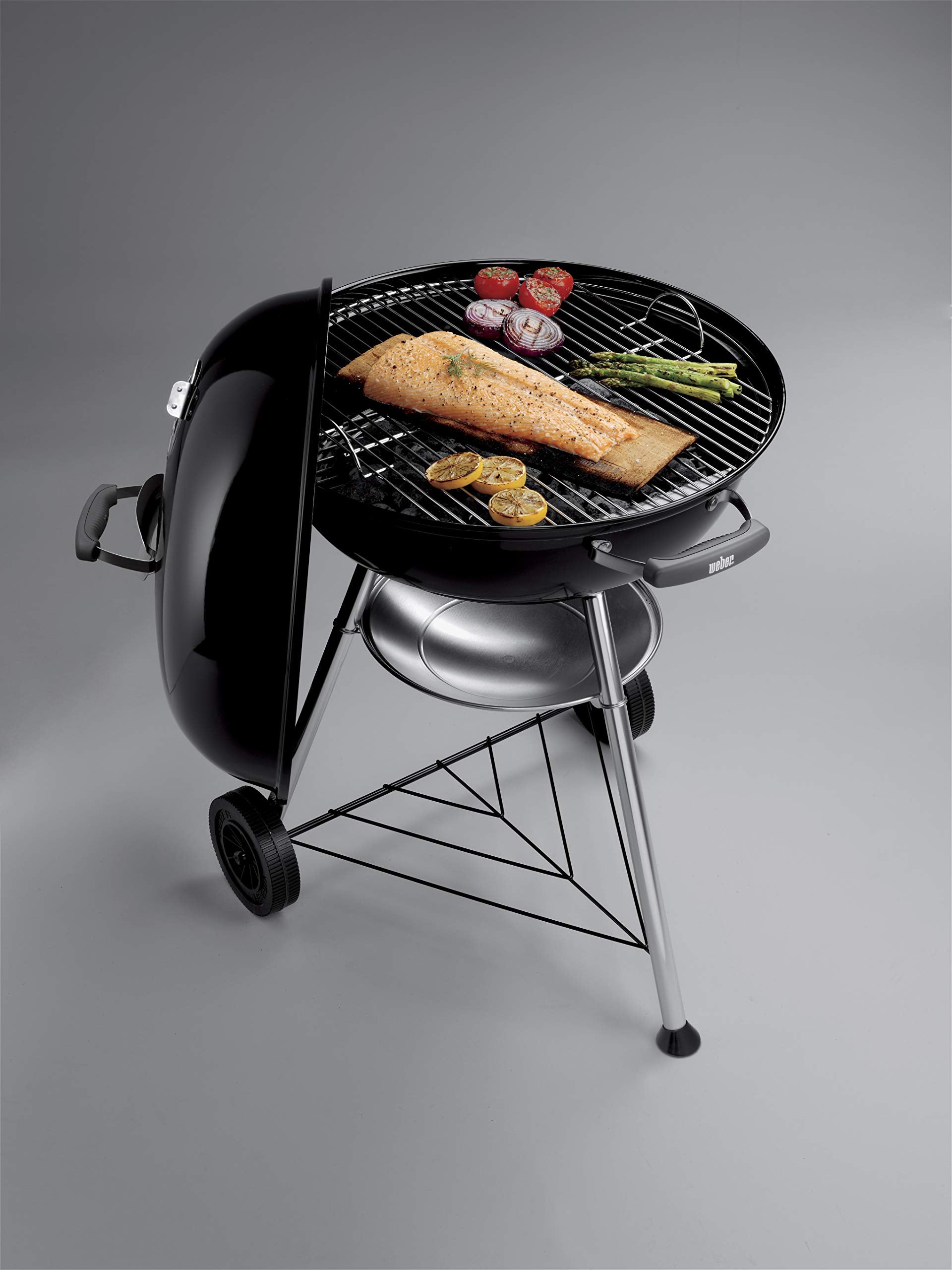 Weber Compact Kettle barbecue au charbon de bois, surface de cuisson Ø 57cm, barbecue avec couvercle et cuve en acier emaillé, trépied et roues, grille chromée – Noir (1321004)