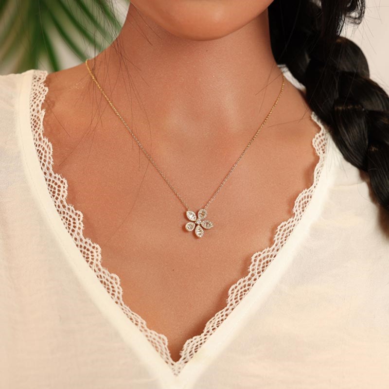 Collier plaqué or fleur oxydes blancs