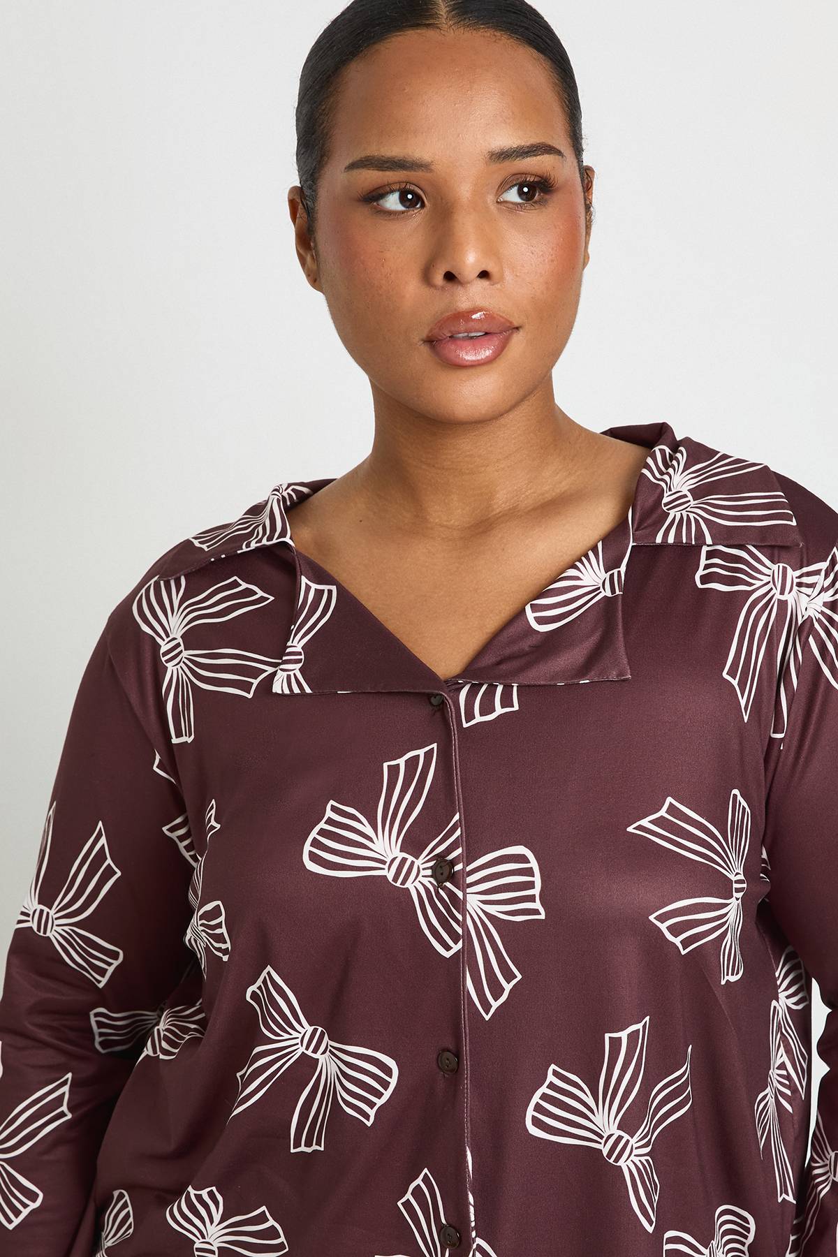 boohoo Chemise à manches longues à imprimé nœud Plus & ensemble pyjama pantalon