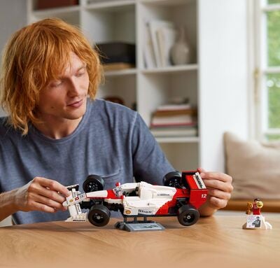 LEGO Icons 10330 McLaren MP4/4 og Ayrton Senna